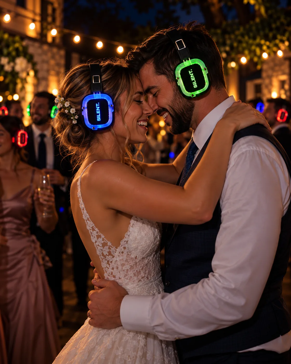 Пара танцює обійнявшись у навушниках Silent Disco